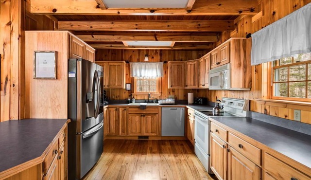 🎀 Bows Lakeside Cabin - 4000sqft. Dock. Cinema. Firepit ➠ 9776 in Vanderbilt