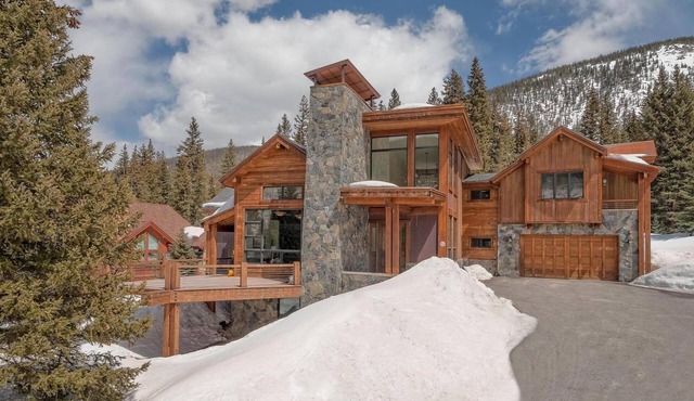 Breckenridge Modern Luxury Home with Hot Tub, Minutes to Slopes, Sleeps 10 in Blue River
