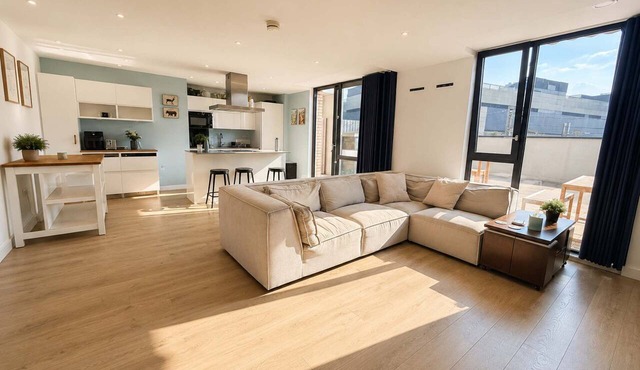 Bright and Spacious 2BDR Flat Westfield Stratford in Greater London