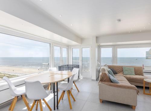 Bright apartment with frontal sea view in Middelkerke