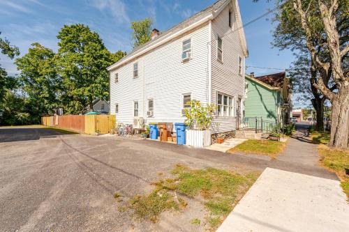 Bright Apt w additional room in Kingston