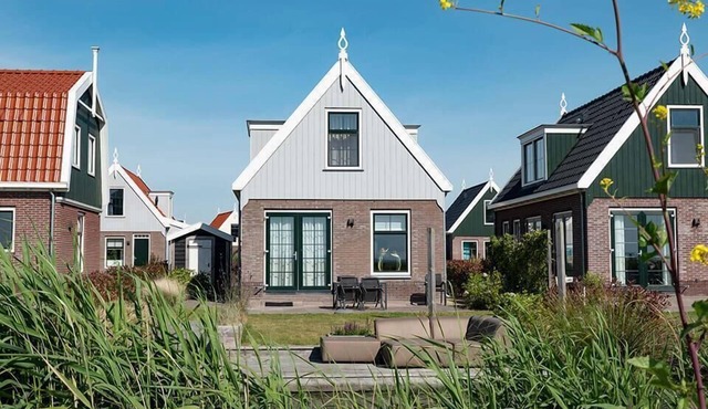 Bungalow with 2 bedrooms, 2 bathrooms and a sauna in Uitdam