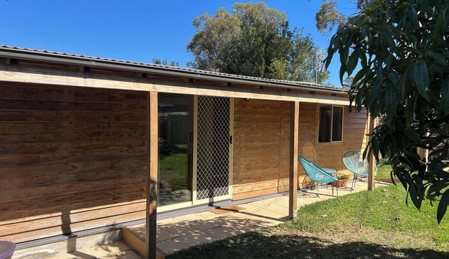 Cabin style garden studio near the lake with private access. in Windermere Park