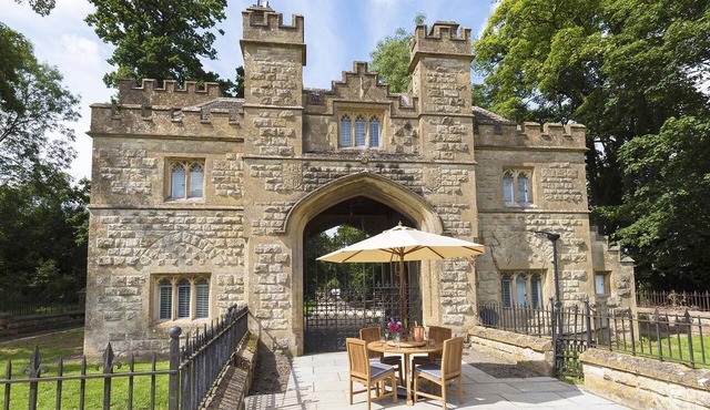 Castle Gatehouse - a sudeley castle cottage that sleeps 4 guests in 2 bedrooms in Winchcombe