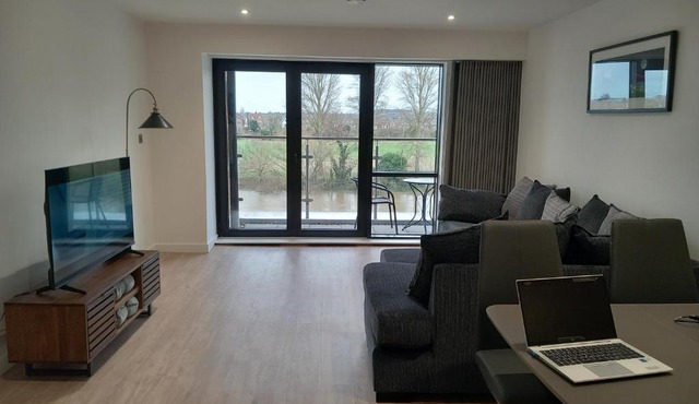 Central Modern and Spacious River view Apartment with parking in Nottingham