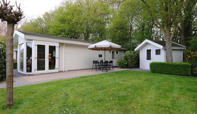 Chalet with 2 bedrooms and a terrace in Noord-Scharwoude