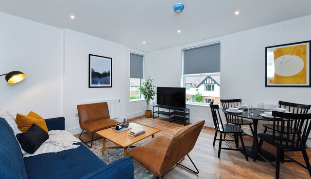 Charming 2-Bed Flat: Stylish, Spacious, & Prime Location in Beeston