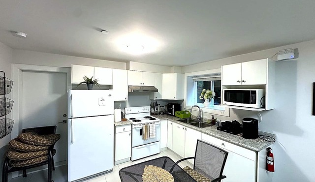 Charming 2 BR 1BA Basement suit in White Rock with WiFi in White Rock
