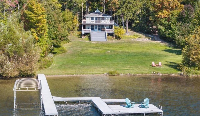Charming bungalow on Walloon Lake. Close to Petoskey, ski areas, hiking & biking in Petoskey