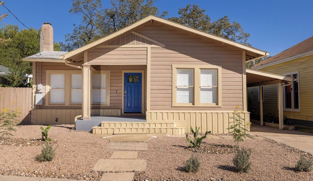 Charming Home Walk to Riverwalk in San Antonio