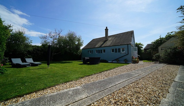Charming Seaside Home, Full of Character (Old railway carriages) Pet Friendly, in Chichester