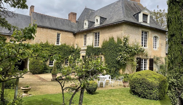 Charming suite, sleeps 4, in a quiet garden in Anjou in Durtal