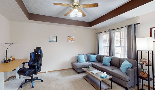 Charming townhome with private deck, w/d, central air & close to attractions in Springfield