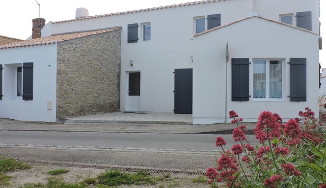 CHECK IT OUT: In Le VIEIL, house with Wi-Fi, bikes, 200 meters from the beach and shops in Noirmoutier-En-L'île