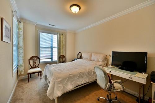 Chic & Bright Cary Home Prime Location, Sleeps Well in Cary