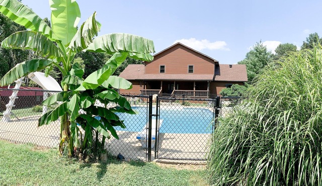 CMR Hideaway Lodge poolside Barren County near Barren River Lake in Austin