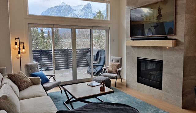 Comfortable Townhome w/Stunning Views, 4 bdrms, Deck, & Fireplace in Canmore