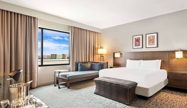 Corner King Room | Rooftop Lounge, Free Parking, Near Hill Country Galleria in Bee Cave