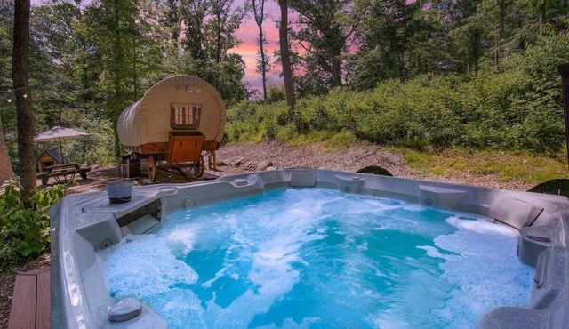 Covered Wagon Camping w/Salt Water Hot Tub in Paradise