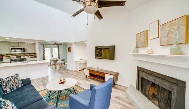 Cozy 2-bedroom condo in adorable Dallas with AC washer dryer and swimming pool in Dallas