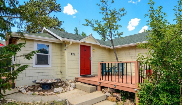 Cozy Cottage - Downtown Location with Wifi/Views/Parking! in Estes Park