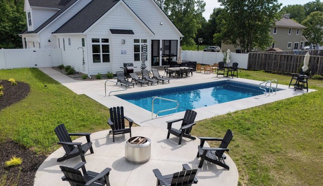 Cozy Fall Escape: Heated Pool, Hot Tub & 1 Block to Lake MI in South Haven