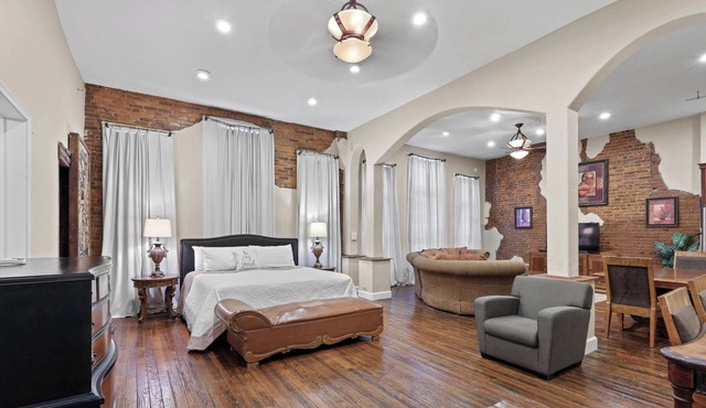 Crossroads Loft: Steps from Rt. 66 & Carthage Square in Carthage