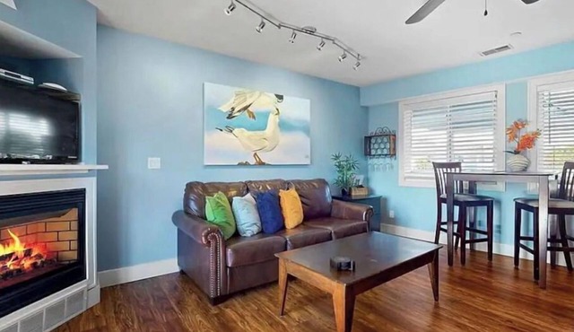 Cute condo with pool ideal for spring and summer fun in Douglas
