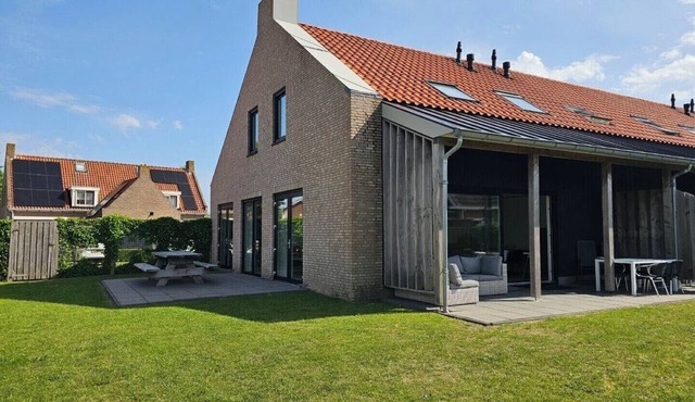 De Plevieren is a building with four luxury apartments in Buren. in Buren