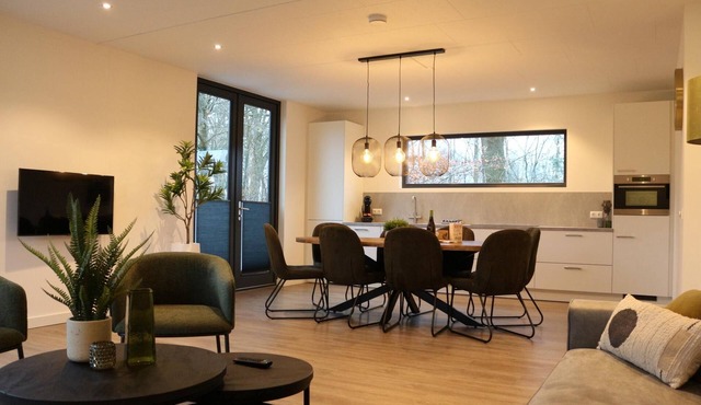 Design cube for 8 guests with 4 bedrooms and 3 bathrooms. A luxury stay in the middle of the forest at park BreeBronne. in Maasbree