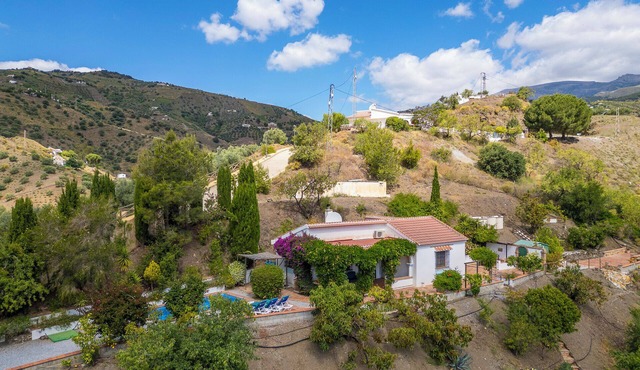 Detached Villa With Private Pool And Stunning Views 5 Minutes Walk From Village in Árchez