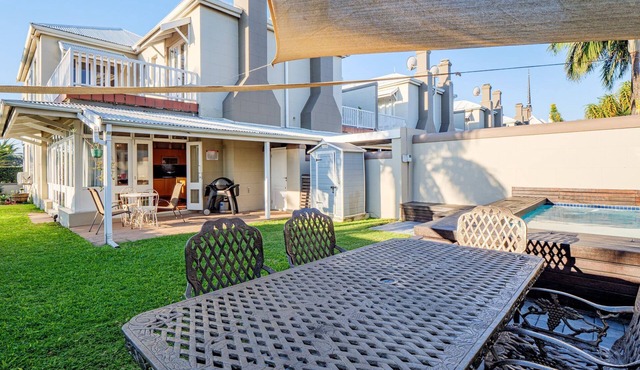 Dock Point 1 - Three Bedroom House, Sleeps 6 in Durban
