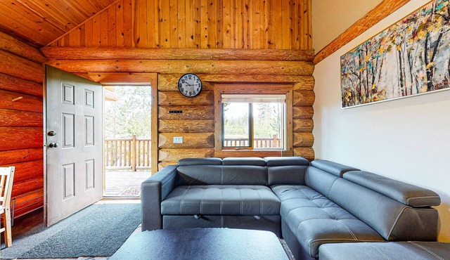 Dog-friendly, lakefront, wilderness resort cabin w/deck, internet, full kitchen in Kelowna