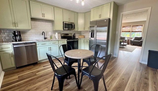 Downtown Bardstown. 2 BLOCKS FROM KBF! 2 KING BEDS WALK TO EVERYTHING! in Bardstown