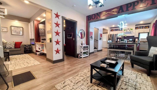 Downtown, Themed Rooms w/Luxury Design in Kalamazoo