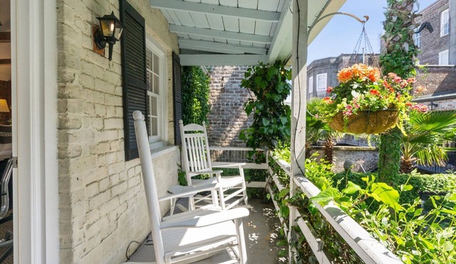 Experience Savannah like you live here! Shared Courtyard! Dog Friendly! in Savannah