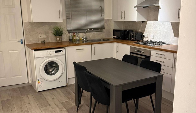 F2S Serviced 2Bed House Wi-fi, Netflix, Parking, Train station nearby. Holiday! in Derby