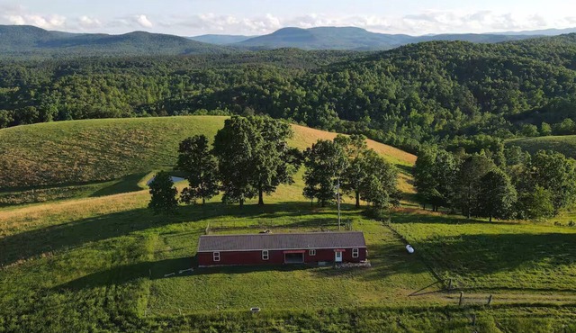 Farmhouse & Rustic Patio with Beautiful Views! in Saint Joe