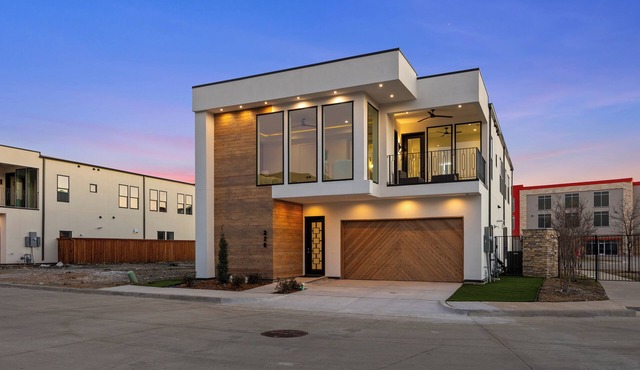 Festive Villa 1: Heart of Richardson, TX 6BR, 5BA in Richardson