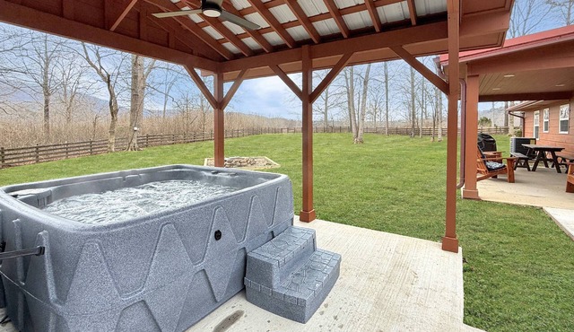 Free Ruby Falls Ticket & More -Hot tub-3 acres-5 min walk to lake fishing-15 min Cloudland Canyon in Rising Fawn