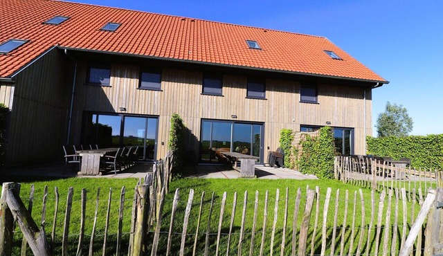 Frisian Country Villa with E-Bikes in Leons