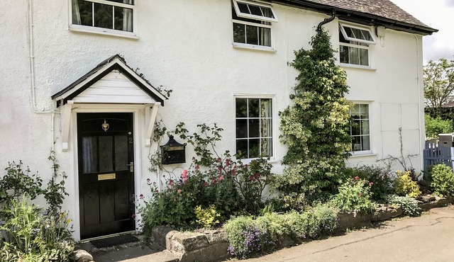 GEORGE COTTAGE, pet friendly, character holiday cottage in Clun in Craven Arms