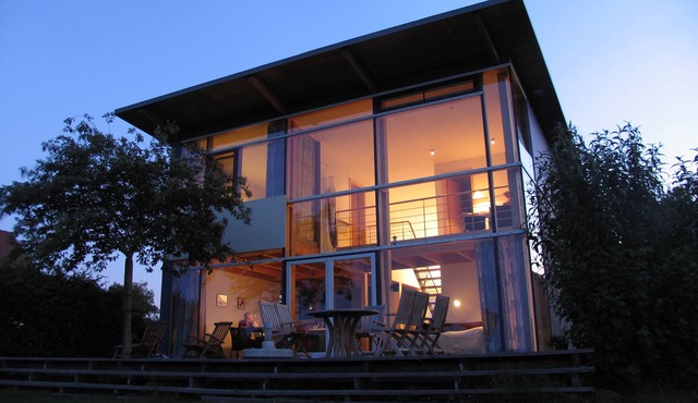 Glass house right on the banks of the Müritz, private beach, panoramic view, sauna, horse riding in Zielow