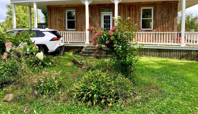 Gorgeous Waterfront villa fully equipped! w/ Hottub in Notre-Dame-de-Pontmain
