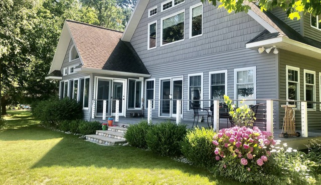 Gorgeous home on sandy beach on West Grand Traverse Bay. Air conditioning. in Northport