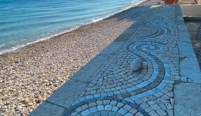 Villa Actaea-house on the waves in velanidia ormos marathokampos