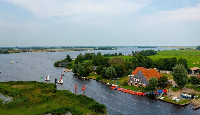 Groepsaccommodatie aan open vaarwater tot 150 personen in Nes