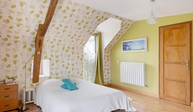 Guest Room 'Cocon' with Shared Garden and Wi-Fi in Durtal