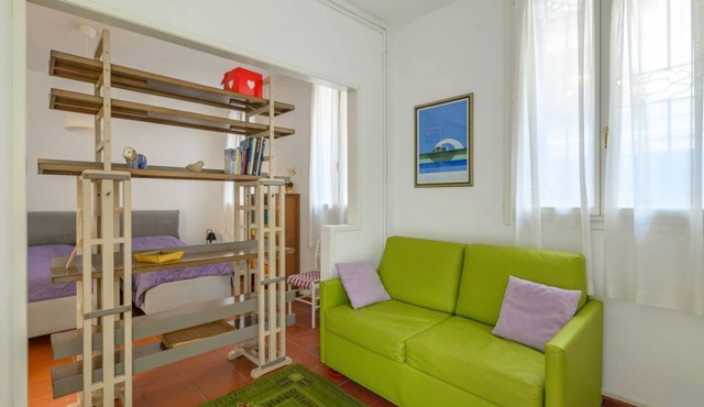 GuestHost - The property is located on the ground floor with an internal garden (with an outdoor table and two chairs) and an independent entrance.It accommodates 3 people in 40 square meters of space.A few steps from the Clock Tower and Piazza dei Signo in Padova