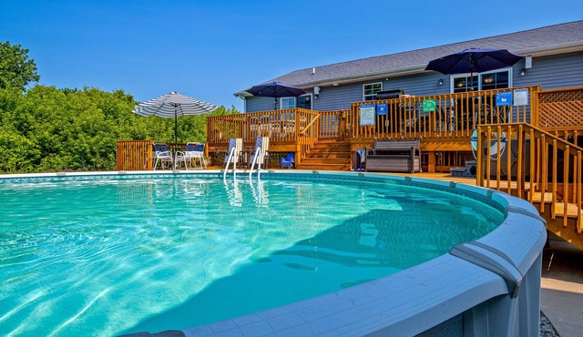 ★ Heated Pool, Hot Tub, Blackstone, Fire Pit, Billiards, Game Room & More! in Dorr